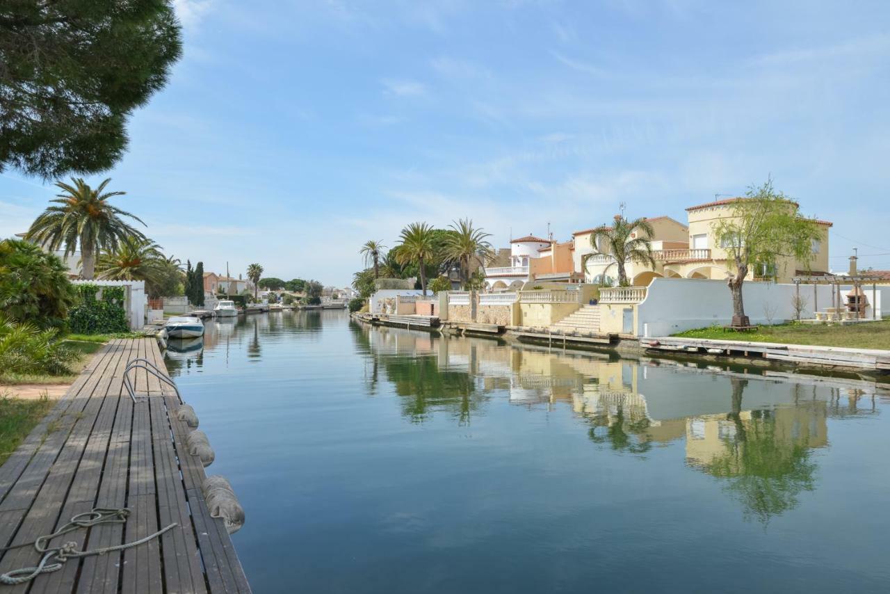 Villa Requesens On Canal Емпуриабрава Екстериор снимка