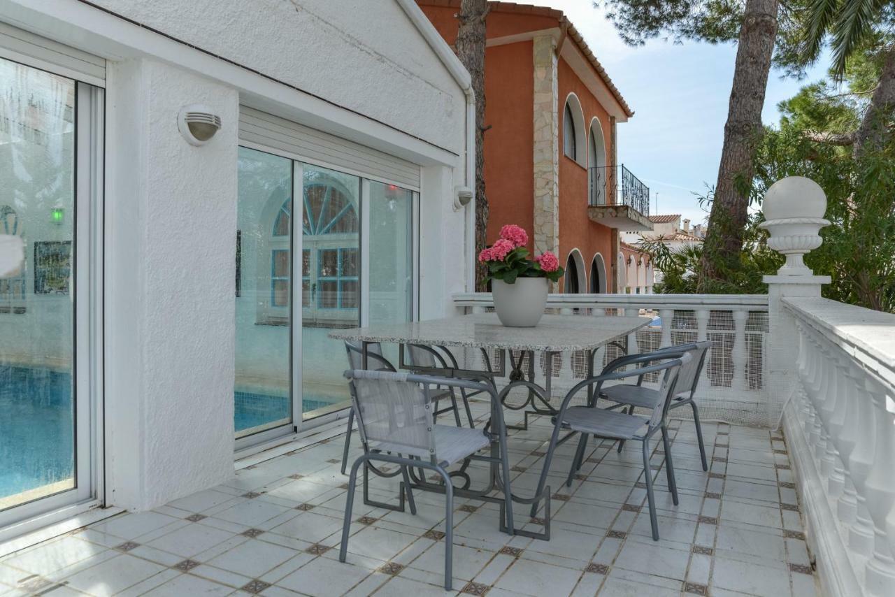 Villa Requesens On Canal Емпуриабрава Екстериор снимка