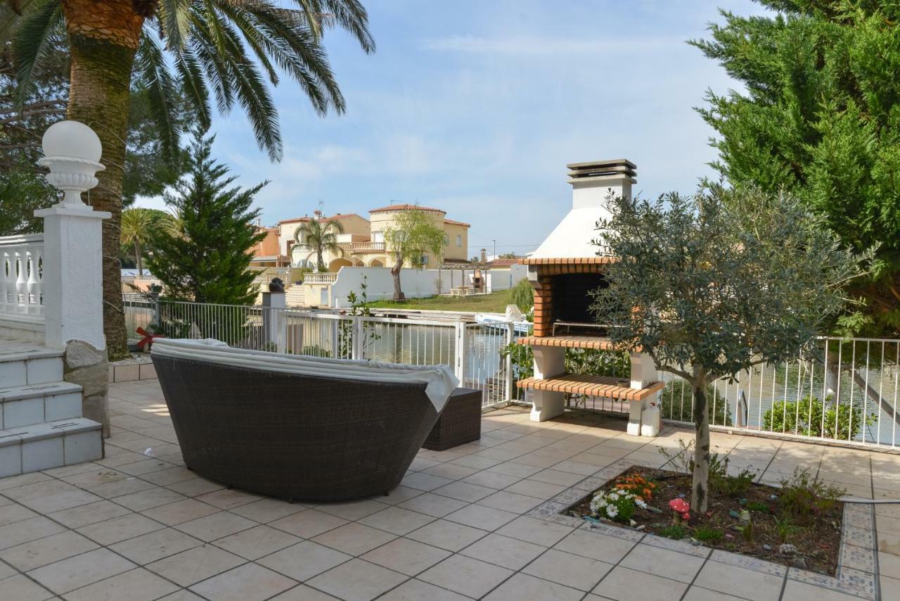 Villa Requesens On Canal Емпуриабрава Екстериор снимка