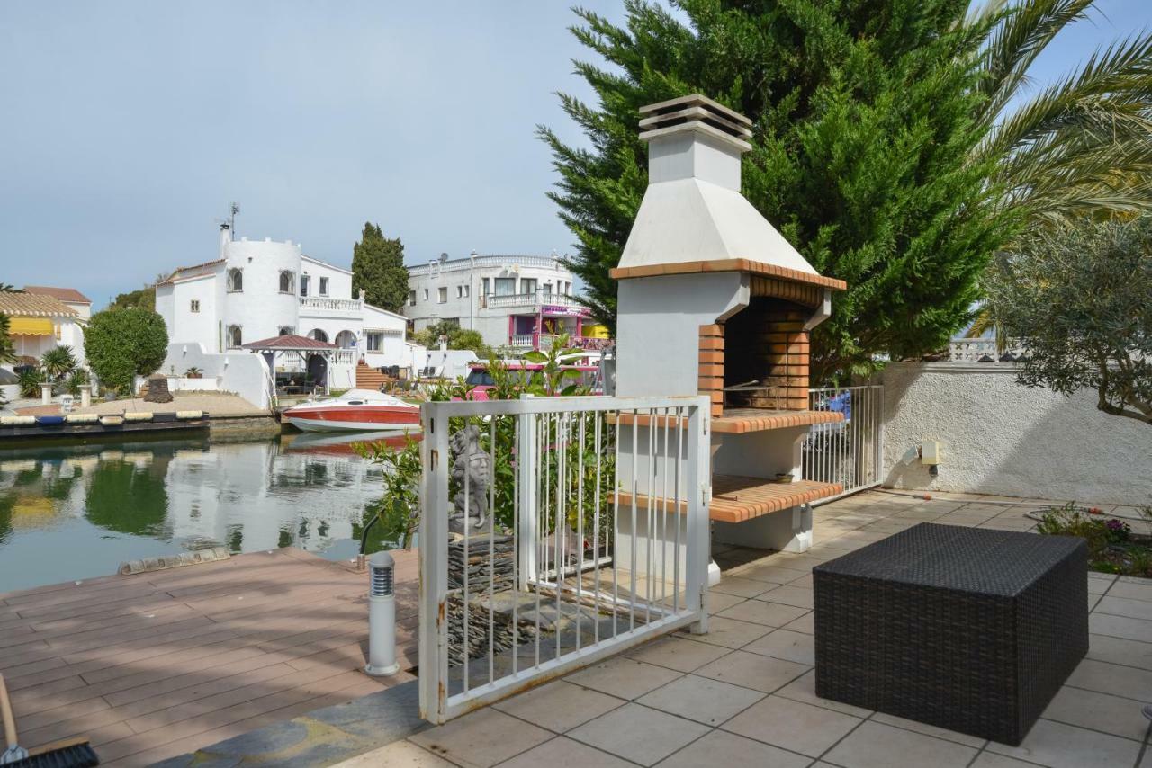Villa Requesens On Canal Емпуриабрава Екстериор снимка